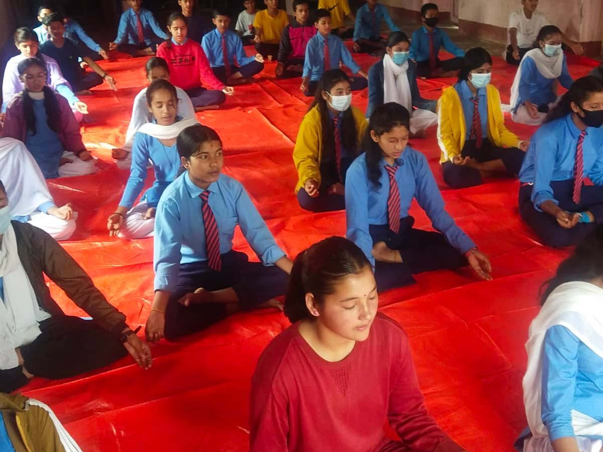 बैतडीमा विद्यार्थीहरुलाई योग सिकाइँदै 